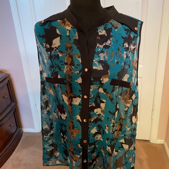 julie's closet Tops - Julie’s Closet sleeveless button down blouse